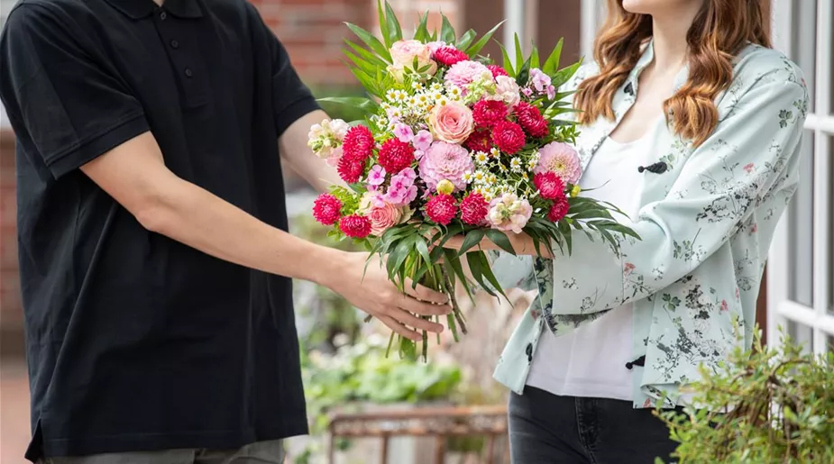 Lieferservice - Lieferant übergibt Blumenstrauß