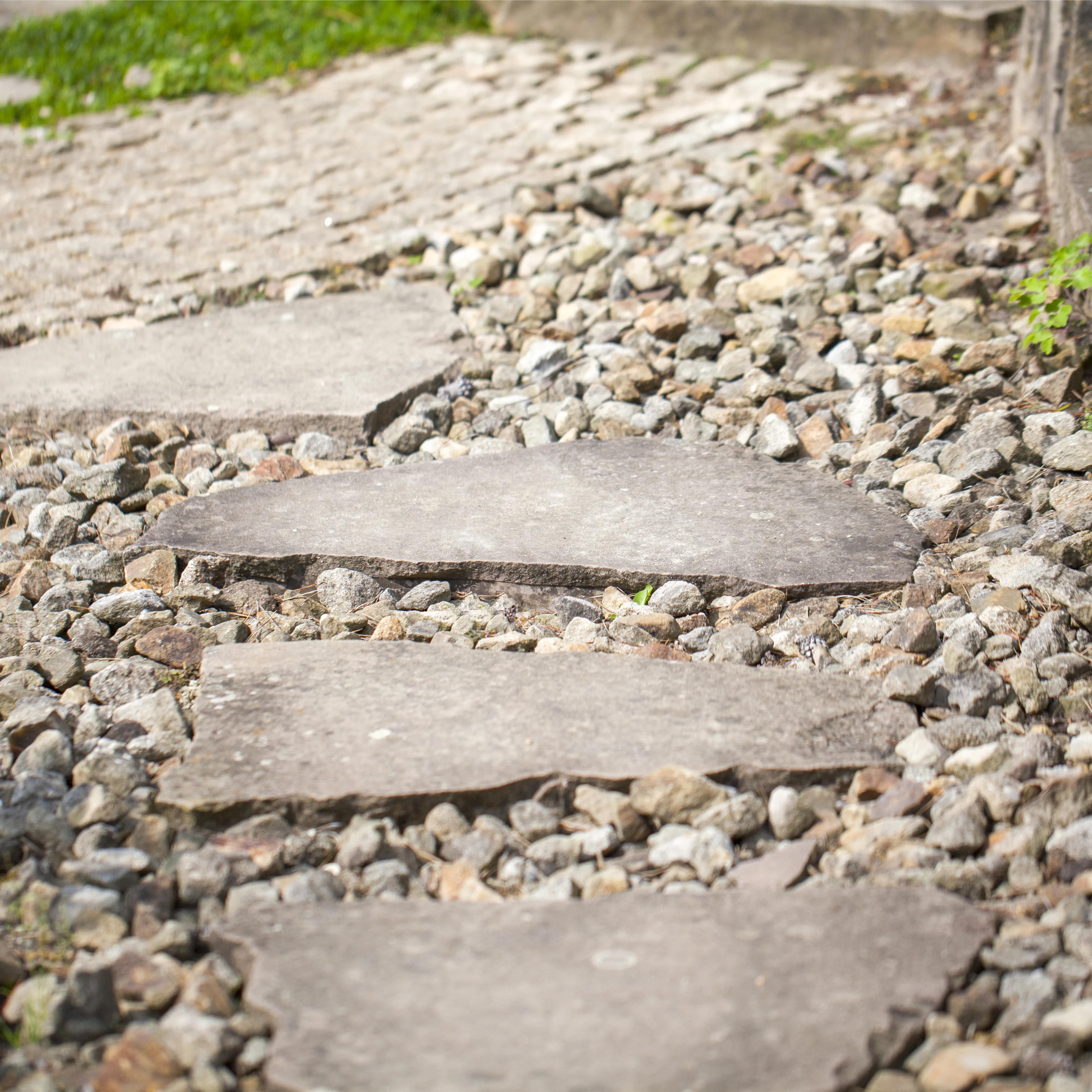 Wie Sie Gehwegplatten erfolgreich verlegen